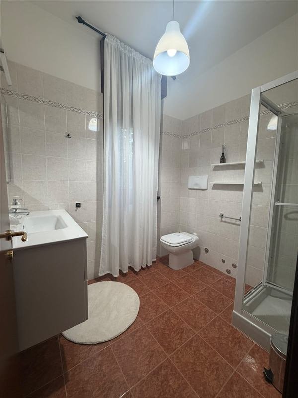 Bagno pulito con doccia